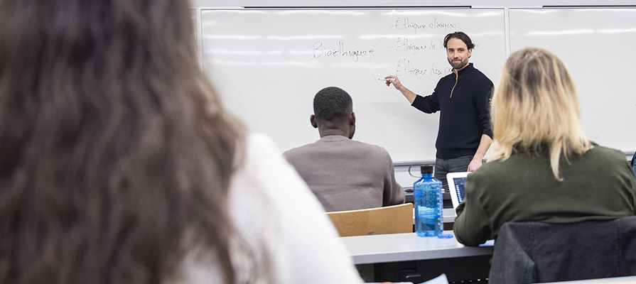Professeur dans une salle de classe